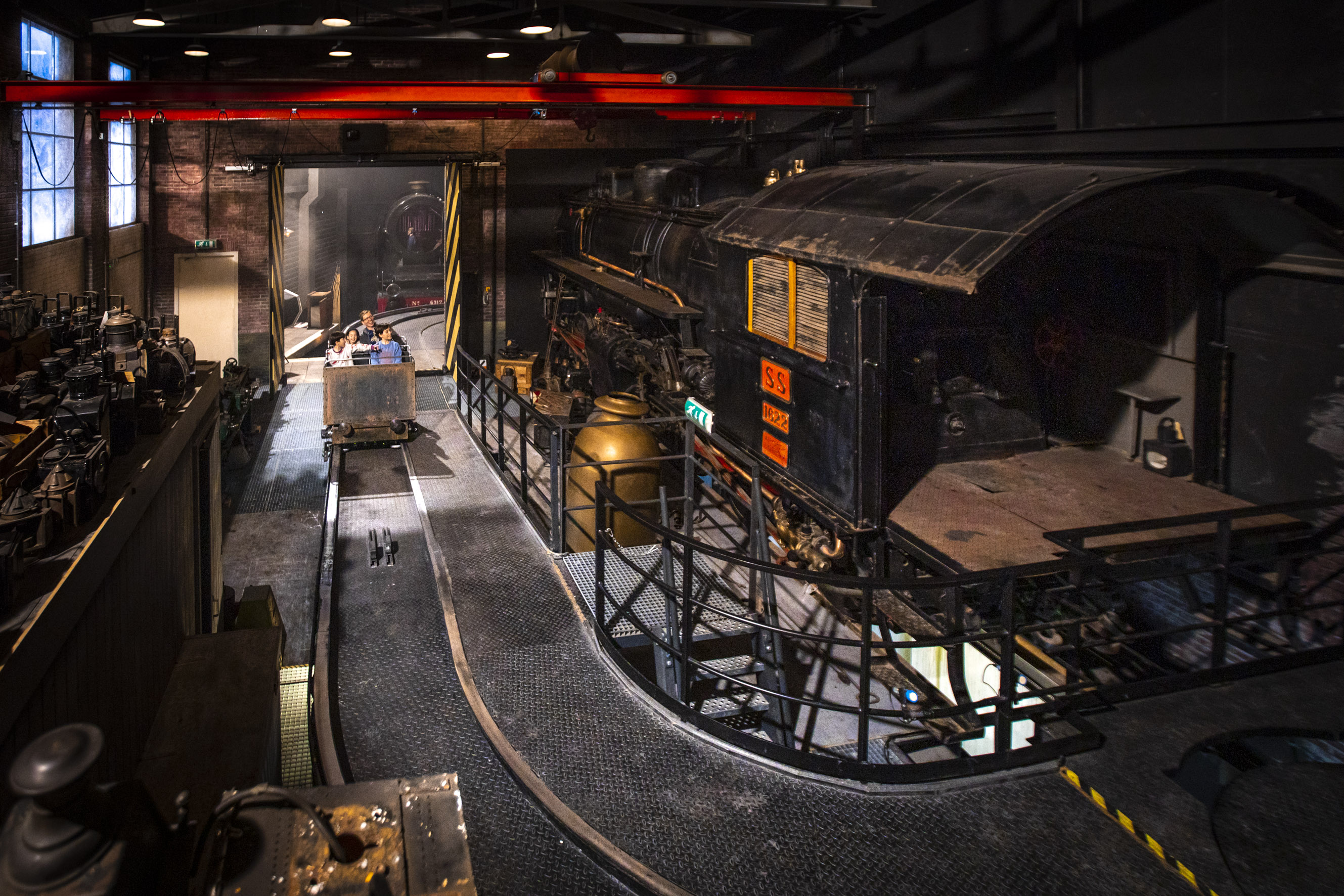 Stalen monsters in het Spoorwegmuseum.